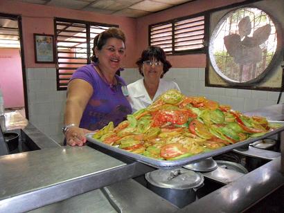 PREPARADOS PARA EL VERANO TRABAJORES AVILEÑOS DEL RESTAURANTE LAS PIEDRAS